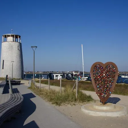 Inselblume 45 - Mit Blick Auf Den Yachthafen