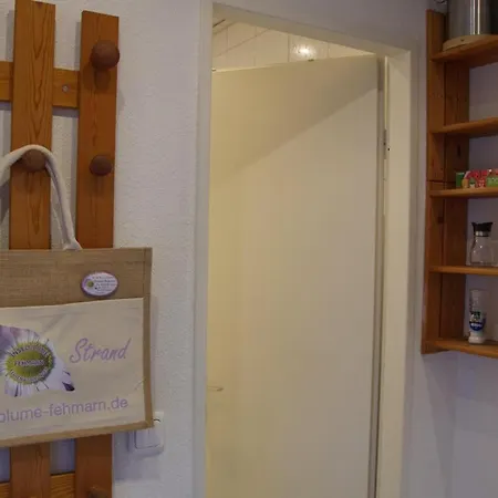 Inselblume 45 - Mit Blick Auf Den Yachthafen *